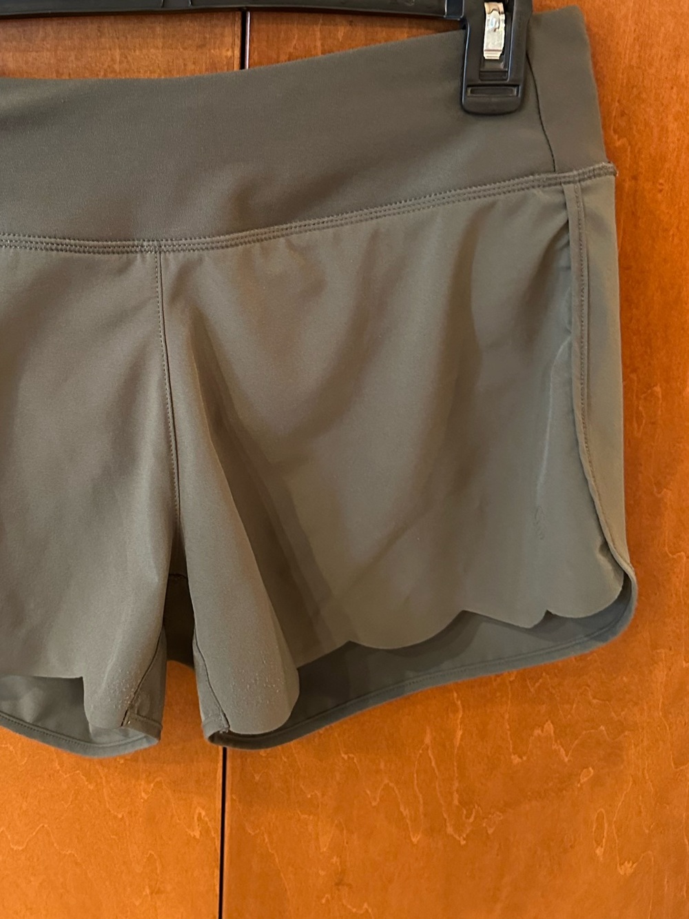 MPG unique Scallop Hem Athletic Stretch Short with liner bk zipper Inseam: 3.25"